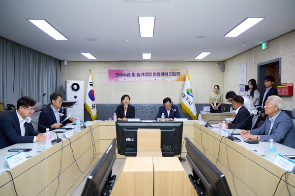 ▲ 송미령 농림축산식품부 장관과 관계자들이 한우산업 현황에 대해 간담회를 갖고 있다.