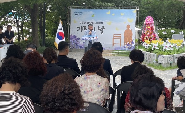 ▲ '일본군위안부 피해자 기림의 날 기념식'에서 이길용 사회복지국장이 추념사를 낭독하고 있다.