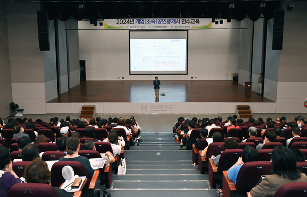▲ 김동근 의정부시장이 ‘공인중개사 집합 연수교육’ 교육장에 방문해 인사말을 하고 있다.