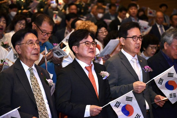 ▲ 제79주년 광복절을 맞이해 김포아트홀에서 시민과 광복회원, 주요 기관단체장이 모두 함께하는 광복절 경축식 개최 모습.상상이 현실이 되는 김포에서 15일 시민과 광복회원, 주요 기관·단체장이 모두 함께하는 광복절 경축식이 개최됐다. 김포아트홀에서 열린 제79주년 광복절 경축식은 기존에 광복회원들만 모셔서 진행됐던 관행을 깨고, 일반시민에게 특별한 절차 없이 참석할 수 있도록 개방해 광복회원과 유관기관·단체장, 시민단체 및 일반시민 등 400여 명이 함께 한 가운데 열렸다.특히, 이 자리에는 79년 전 광복 바로 그날 출생하신 김포시 관내 어르신 두 분을 특별히 초청해 함께 했으며, 김포시립소년소녀합창단이 일제강점기 우리 겨레의 저항과 독립 정신을 상징하는 ‘아리랑 편곡’을 부르는 등 모두가 함께 의미를 기리고 축하하는 장으로 나아가 큰 변화를 체감하게 했다.경축식은 광복회원 소개, 국민의례, 기념사, 유공자 표창 수여, 경축사, 김포시립소년소녀합창단의 경축공연, 해병대 군악대 반주에 맞춘 광복절 노래 제창, 만세삼창 순으로 진행되었으며, 유공자 표창은 독립유공자 故 박사매님의 손녀 박금란님과 독립유공자 故 정기술님의 손자 정병섭님에게 수여됐다.김병수 시장은 이날 기념사를 통해 김포의 교통과 경제, 교육과 관광 등 다방면에서 70만 대도시로 발돋움하는 새로운 역사를 만들어 가고 있음을 언급하며, 이제는 김포·서울 통합이라는 새로운 길에 모두의 마음을 모아 나아가야 한다고 강조했다.김 시장은 기념사에서 “우리 김포는 지금 역사상 가장 큰 변화의 길목에 있다. 대한민국이 세계와 만나는 중심에 서는 미래를 준비하고 있고 이는 김포와 서울의 통합으로, 단순한 경제적, 물리적 변화를 넘어 시민의 삶을 근본적으로 향상시킬 것”이라고 말했다.이어 “독립 투사 여러분께서 어렵다고 안되는 것이라 그랬다면, 아마 우리 독립이 없었을 것”이라며 “가능성이 있다면 밝은 미래를 위해 도전하고 두드리는 것이 후손들의 책임이라 믿는다. 독립투사의 불굴의 의지를 본받아 앞으로의 김포 천년 역사를 준비하겠다”고 말했다.그러면서 그는 “시의 모든 성과는 시민의 신뢰와 응원이 있었기에 가능했으며, 여러분의 지지와 참여가 김포를 새로운 길로 이끌었다”고 시민에게 감사를 전하며, “일흔아홉번째 광복절은 단지 과거의 영광을 되새기는 날이 아니라, 새로운 도전에 맞설 용기를 다지는 날”이라며 앞으로 민선8기가 이뤄낼 목표에 대해 다짐했다.한편, 민선8기 김포시는 형식보다 효율을, 의전 대신 진정성을 중시하며 시민이 주인공된 김포로 나아가고 있다. 또한 출범 2년만에 시민 숙원이었던 서울지하철 5호선과 김포미래첨단산단 조성 기반 마련, 교육특구 지정 등 연이어 성과를 이끌어내고 있다.Tag저작권자 © 산경일보 무단전재 및 재배포 금지박성규 기자박성규 기자다른기사 보기 관련기사댓글 0로그인産經日報내용권리침해, 욕설 및 특정 대상을 비하하는 내용을 게시할 경우 이용약관 및 관련법률에 의해 제해될 수 있습니다. 공공기기에서는 사용 후 로그아웃 해주세요.0 / 400 등록