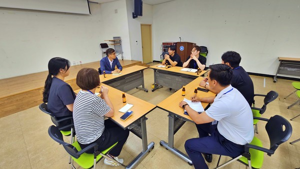▲ 이명호 도시공사 사장이 현장 직원의 목소리를 경청하고 있다.