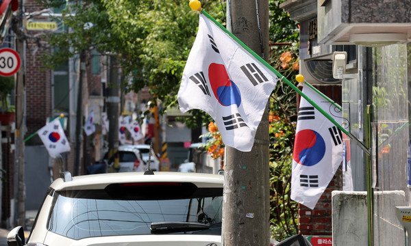▲ 제79주년 광복절인 15일 오전 서울의 주택가에 태극기가 게양돼 있다. /뉴시스
