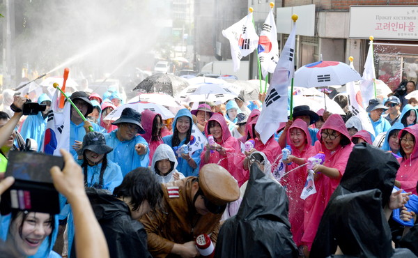 ▲ 79주년 광복절인 15일 오전 광주 광산구 월곡동 고려인마을 일대에서 홍범도 장군이 승전으로 이끌었던 항일 무장독립투쟁 봉오동 전투를 재현하는 행사가 펼쳐지고 있다. /뉴시스