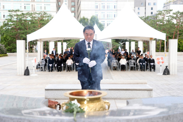▲ 수원시의회, 광복절 현충탑 참배 모습.