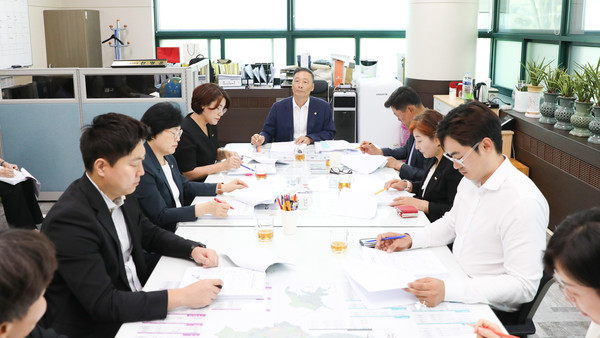 ▲ 안산시의회 기획행정위원회와 문화복지위원회, 도시환경위원회가 지난 13일 안산시 집행부와 간담회를 가졌다. 사진은 이날 기획행정위원회의 간담회 모습.
