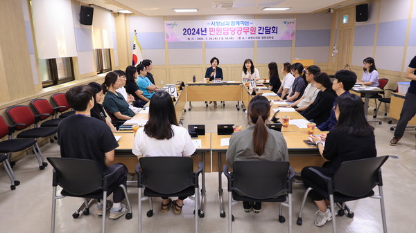 ▲ 신계용 과천시장과 인허가 업무 담당 공무원들이 간담회를 가지고 있다.
