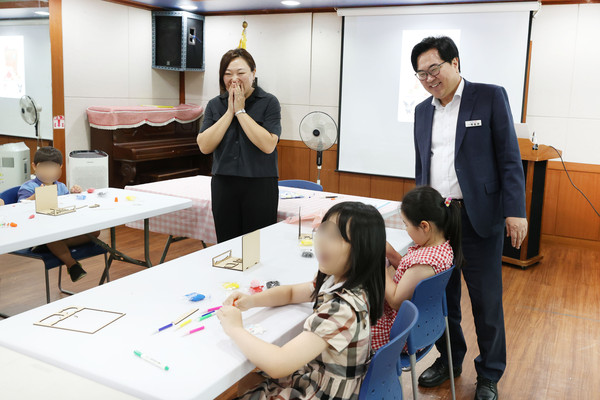 ▲ 박일하 동작구청장이 지난 13일 상도2동 주민센터에서 열린 ‘Summer School’ 클래스에 참관해 아이들과 소통하고 있다.