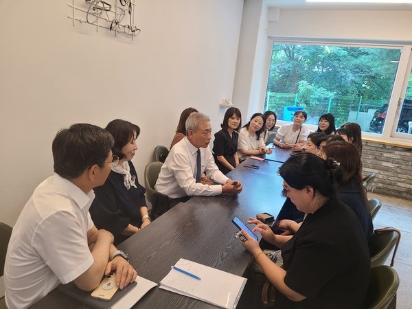 ▲ 윤환 계양구청장이 어린이집연합회 임원진과 소통 간담회를 가지고 있다.