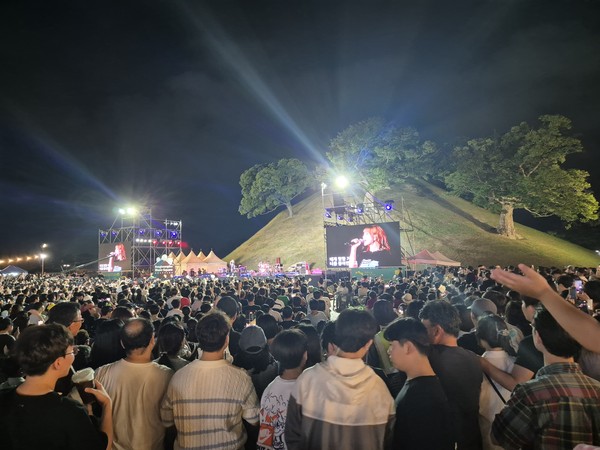 ▲ 경주시는 지난 16일과 17일 이틀 간 봉황대 일원에서 연 ‘제5회 청년의 날 기념행사’를 상황리에 마쳤다. 이번 행사에는 주낙영 경주시장을 비롯해 이동협 시의장, 조성돈 한국원자력환경공단 이사장, 도·시의원, 관련 청년단체 및 청년정책 유공자 등 2000여명이 함께 했다.