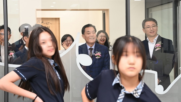 ▲ 지난 7월18일 음악창작공간 ‘뮤트’ 개관식에서 이재준 수원시장을 비롯한 관계자들이 청소년들의 댄스 연습 장면을 보고 있다.