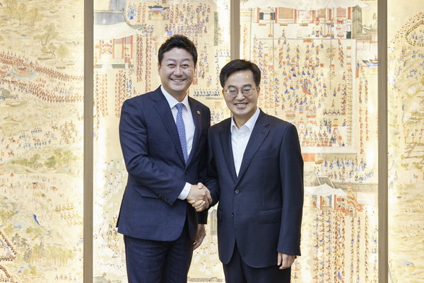 ▲ 김진경 의장, 김동연 지사와 '깜짝 회동' 기념촬영 모습.