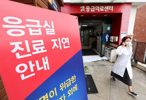 ▲ 지난달 17일 오전 서울 시내의 한 대형병원 응급의료센터 안으로 의료진이 나오고 있다. /뉴시스