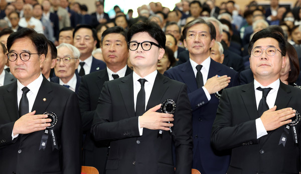 ▲ 우원식 국회의장과 한동훈 국민의힘 대표, 박찬대 더불어민주당 당 대표 직무대행 겸 원내대표가 국민의례를 하고 있다. /뉴시스