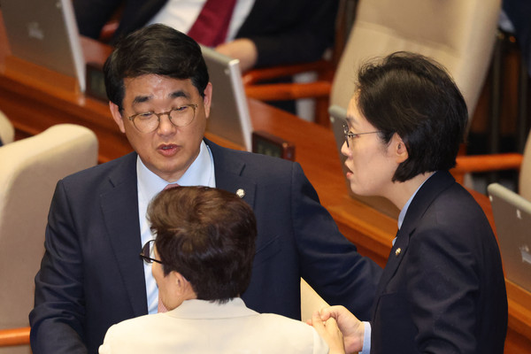 ▲ 배준영 국민의힘 원내수석부대표가 27일 오후 서울 여의도 국회에서 열린 제415회국회(임시회) 제3차 본회의에서 조지연 의원, 임이자 의원과 대화하고 있다. /뉴시스
