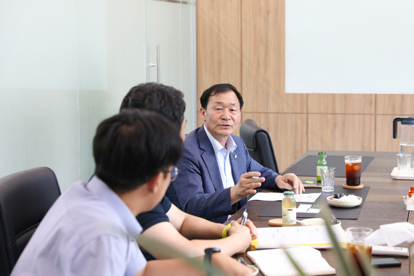 ▲ 안산시의회 박태순 의장이 지난 14일 팔곡산업단지 내 네오팜 그린 본사에서 현장 간담회를 갖고 현안 사항을 논의했다. 사진은 이날 간담회 중 한 장면.