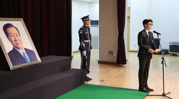 ▲ 한동훈 국민의힘 대표가 18일 오전 서울 동작구 국립서울현충원 현충관에서 열린 '김대중 전 대통령 서거 15주기 추도식'에서 추도사를 하고 있다. /뉴시스