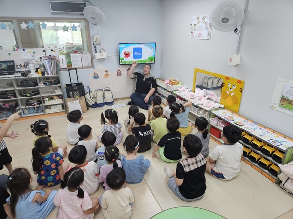 ▲ 옹진군 '찾아가는 어린이 영어캠프' 운영 모습.