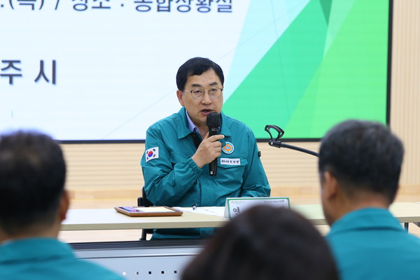 ▲ 경주시가 19일부터 22일까지 나흘간 국가 비상 대비 태세 확립을 위한 ‘2024 을지연습’을 실시한다. 사진은 19일 오전 경주시청 종합상황실에서 주낙영 경주시장 주재 최초상황 보고 회의가 열리고 있는 모습.