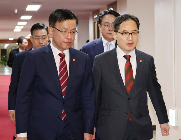 ▲ 국무회의 참석하는 최상목 부총리와 한기정 위원장. /뉴시스