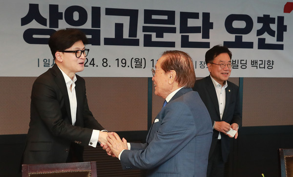 ▲ 한동훈 국민의힘 대표가 19일 오후 서울 여의도 한 식당에서 열린 상임고문단 오찬 회의에서 신영균 상임고문과 인사하고 있다. /뉴시스