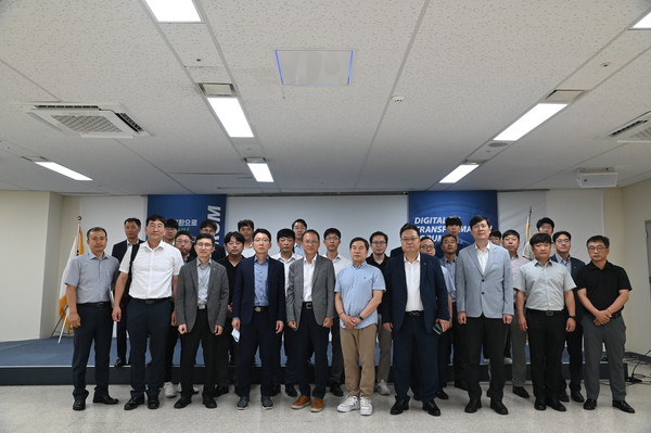 ▲ 화성도시공사 임직원 및 외부전문가들이 디지털플랫폼 정부 구현을 위한 DX포럼을 성황리에 개최했다.