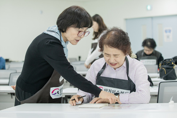 ▲ 문화진흥기금 공모 사업인 시니어미술교실에서 교육받는 수강생 모습.