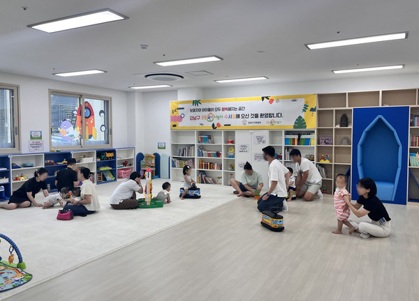 ▲19일 개관한 공동육아나눔터를 이용하는 사람들.