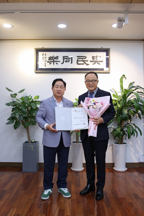 ▲ 주광덕 남양주시장(왼쪽)과 서상철 신임 (사)남양주시자원봉사센터장(오른쪽).