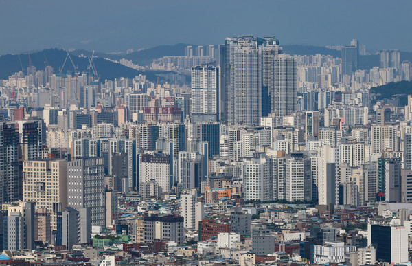 ▲ 서울 남산에서 바라본 아파트 밀집 지역의 모습. /뉴시스