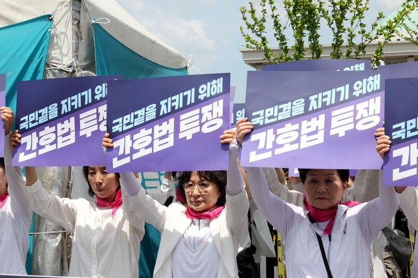 ▲ 지난 5월 27일 오전 서울 여의도 국회 앞에서 열린 간호법안 제정 촉구 집회에서 대한간호협회 회원들이 구호를 외치고 있다. /뉴시스