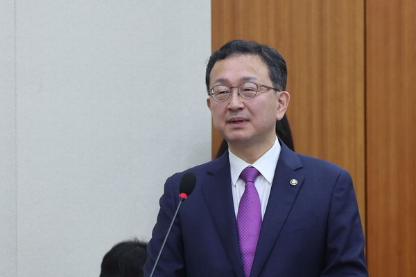 ▲ 의원질의에 답하는 정승윤 권익위 부위원장. /뉴시스