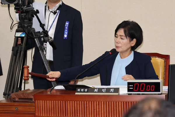 ▲ 14일 오전 서울 여의도 국회에서 열린 과학기술정보방송통신위원회 전체회의 불법적 방문진 이사 선임 등 방송장악 관련 2차 청문회에서 최민희 위원장이 의사봉을 두드리고 있다. /뉴시스