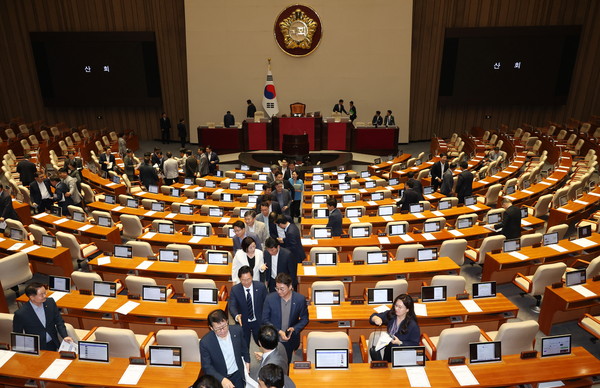 ▲ 더불어민주당 등 야당 의원들이 5일 서울 여의도 국회에서 열린 제417회국회(임시회) 제1차 본회의에서 산회 후 회의장을 나서고 있다. /뉴시스