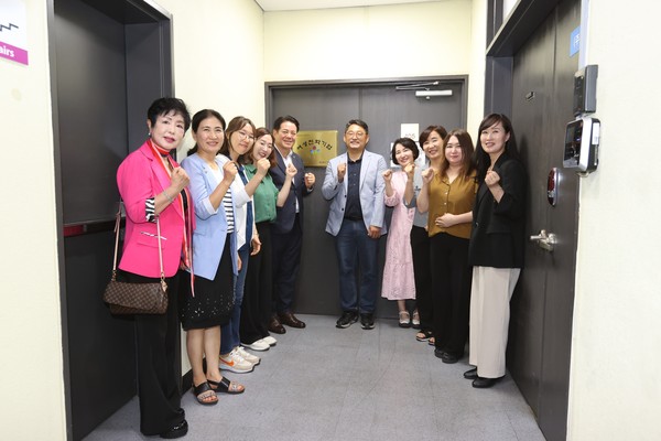 ▲ '주식회사 캐어유' 안양형 여성친화기업 현판식 개최 모습.