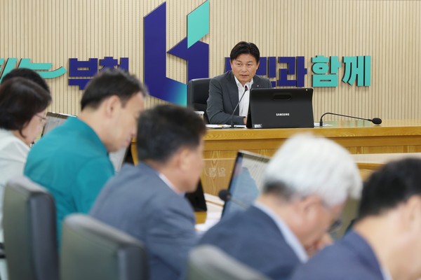 ▲ 신규 및 일몰사업 발굴 보고회에서 조용익 부천시장이 당부의 말을 전하고 있다.