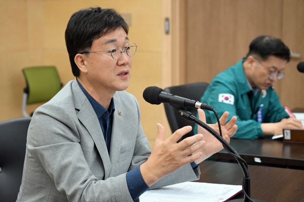 ▲ 이민근 안산시장이 '2035 안산비전 종합발전계획 수립 용역' 착수 보고회를 주재하고 있다.