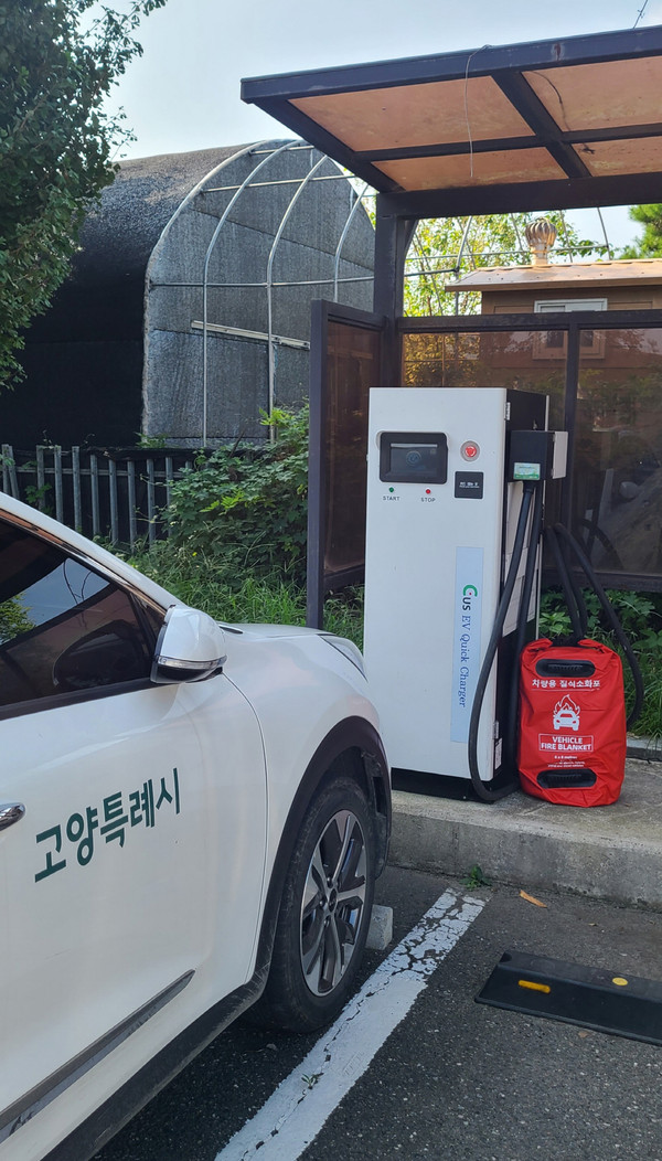 ▲ 공용차량 전기충전소에 비치된 차량용 질식 소화포.