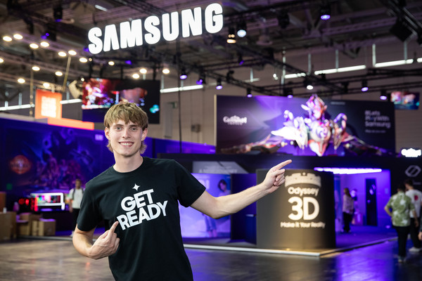 ▲ 삼성전자 모델이 독일 쾰른에서 열린 '게임스컴 2024(Gamescom 2024)'에서 삼성전자 부스를 소개하고 있다. (사진=삼성전자 제공)