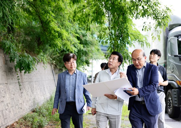▲ 복정역 소나무숲 조성 현장에 방문한 서강석 송파구청장.