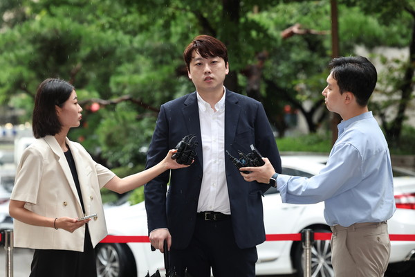 ▲ 박단 대한전공의협의회 비상대책위원장이 21일 오전 서울 마포구 서울경찰청 광역수사단 공공범죄수사대에 대한의사협회 전·현직 간부들의 전공의 집단 사직 공모 혐의 관련 참고인 조사를 받기 위해 출석하며 취재진 질문에 답하고 있다. /뉴시스
