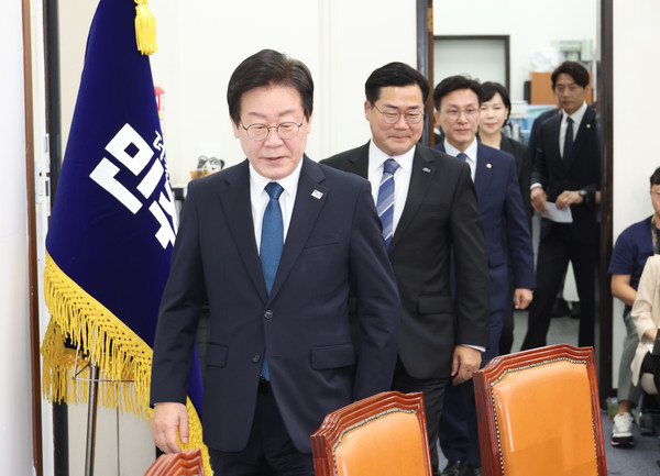 ▲ 이재명 더불어민주당 대표, 박찬대 원내대표, 김민석 등 최고위원들이19일 서울 여의도 국회에서 열린 최고위원회의에 참석하고 있다. /뉴시스