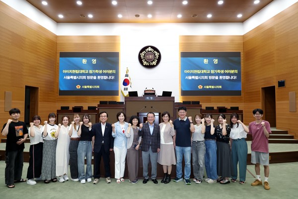 ▲ 서울시의회 본회의장에서 기념촬영을 하는 이종환 부의장.