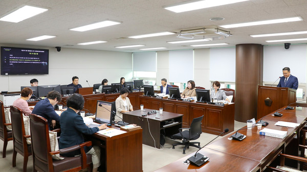▲ 안산시의회 의회운영위원회가 20일 의회 제2상임위원실에서 제291회 임시회 폐회 중 제2차 회의를 개최해 홍희관 안산환경재단 대표이사 임명후보자에 관한 인사청문 등을 실시했다.
