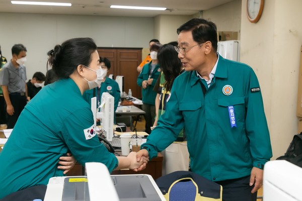 ▲ 김병전 의장, 을지연습 전시종합상황실 격려 방문 모습.