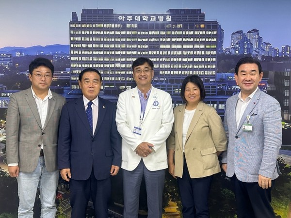 ▲ 수원시의회, 아주대의료원 방문 기념촬영 모습.