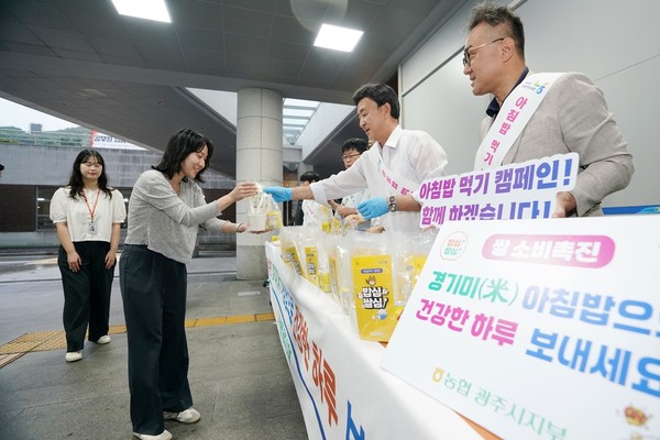 ▲ '아침밥 먹기 캠페인'을 실시하고 있는 방세환 광주시장.