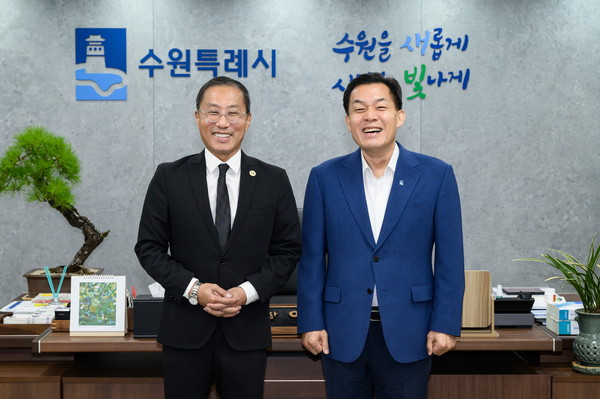 ▲ 이재준 수원특례시장(오른쪽)과 프레드 정 풀러턴시장이 함께하고 있다.
