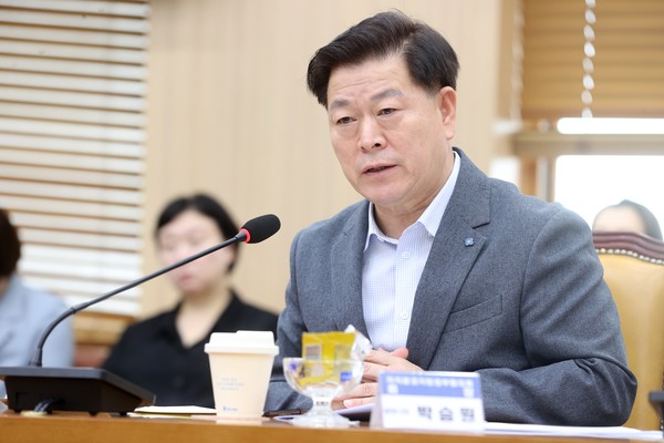 ▲ 지방자치 발전 방안을 논의하는 간담회에서 발언하고 있는 박승원 광명시장.