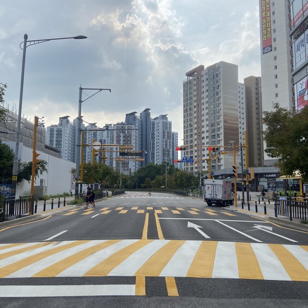 ▲ 김포시 호수초등학교 앞 교차로 횡단보도 설치 모습.