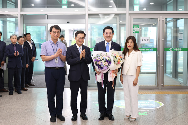 ▲ 김동연 경기도지사(왼쪽에서 두번째)와 김영록 전남도지사(왼쪽에서 세번째).